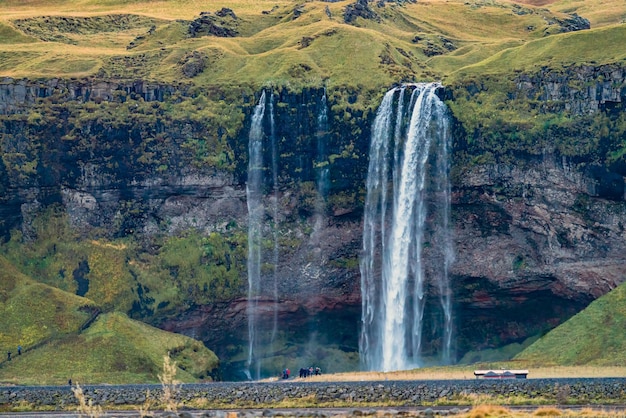 Wodospad Seljalandfoss na Islandii z daleka