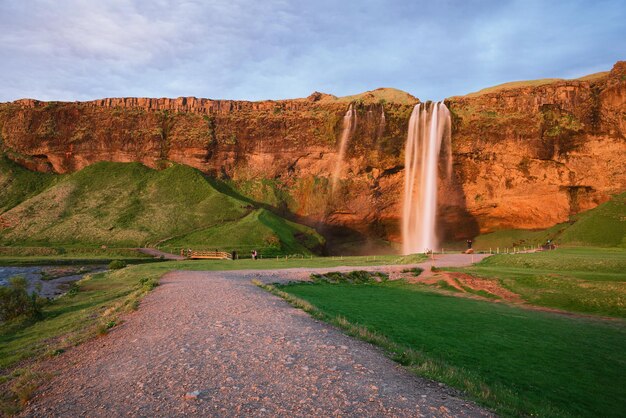 Wodospad Seljalandsfoss na Islandii