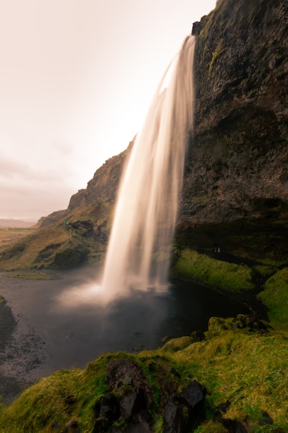 Wodospad Seljalandsfoss w Południowej Islandii.