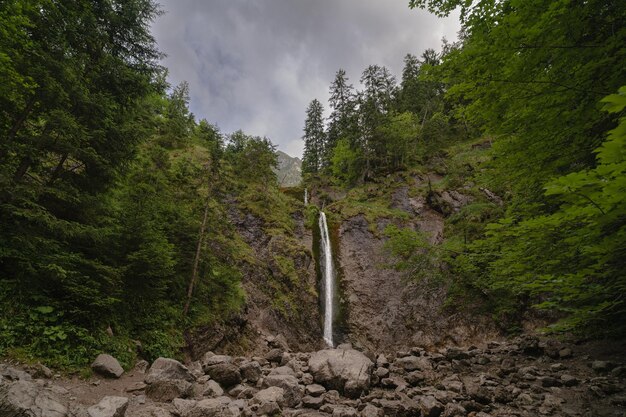 Wodospad Siklawica w Tatrach w Polsce latem Zdjęcie wysokiej jakości