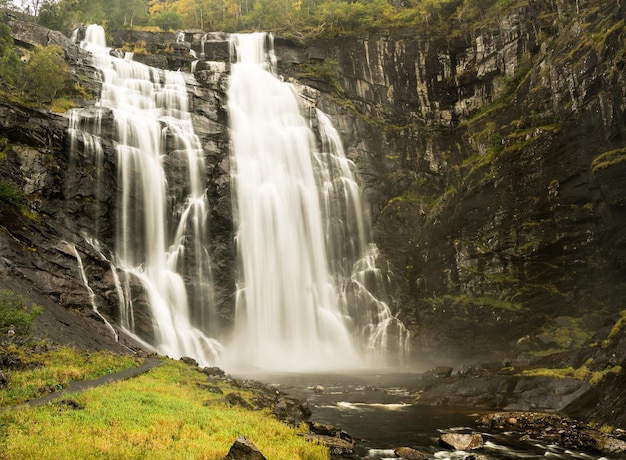 Wodospad Skjervsfossen w pobliżu Granvin i Voss w Norwegii