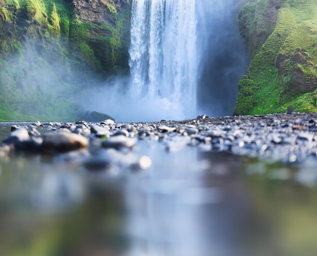 Wodospad Skogafoss Islandia Górska dolina i odbicie na tafli wody