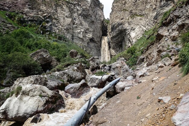 Wodospad Sultansu otoczony górami Kaukazu w pobliżu Elbrus Jilysu Rosja