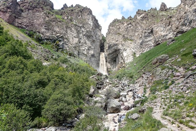 Wodospad Sultansu otoczony górami Kaukazu w pobliżu Elbrus Jilysu Rosja