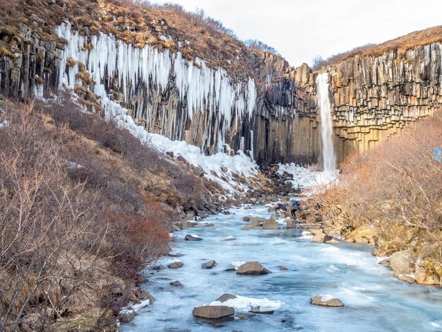 Wodospad Svartifoss, jeden z wyjątkowych punktów orientacyjnych na Islandii, położony w parku narodowym Vatnajökull