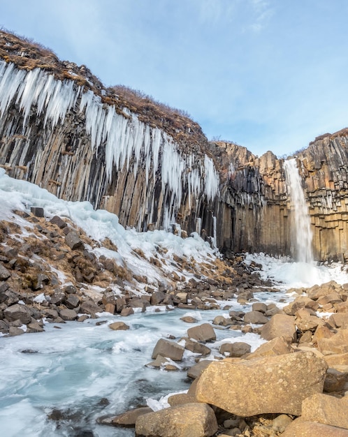 Wodospad Svartifoss na Islandii położony w parku narodowym Vatnajökull wśród czarnych larw