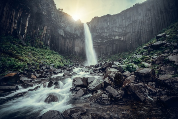 Wodospad Svartifoss W Vatnajokull, Islandia.