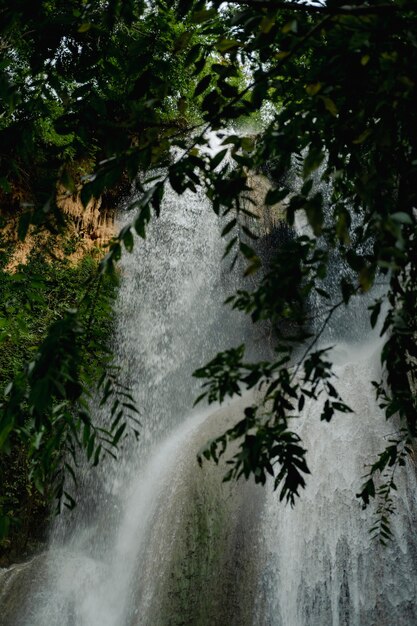 Wodospad Tad Mok, Lampang, Tajlandia. Krajobraz przyrody.