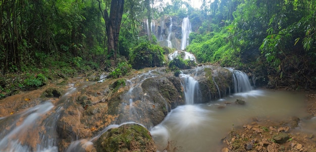 Wodospad Tad Sadao, Kanchanaburi Tajlandia