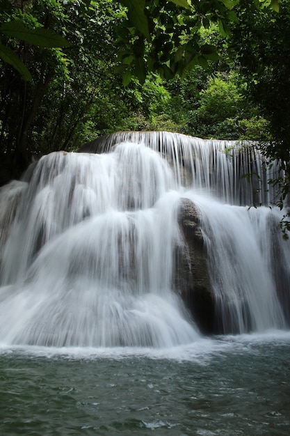 Wodospad Tajlandii W Kanchanaburi (huay Mae Kamin)