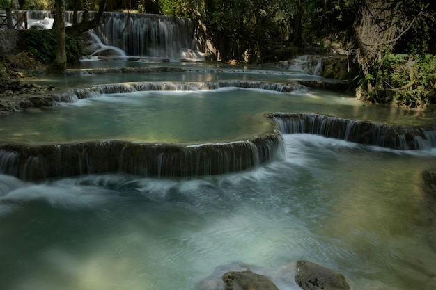 Wodospad Tat Kwang Si to duży wodospad, czysta woda i szmaragdowa zieleń w Luang Prabang w Laosie.