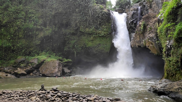 Wodospad Tegenungan w pobliżu Ubud na Bali w Indonezji