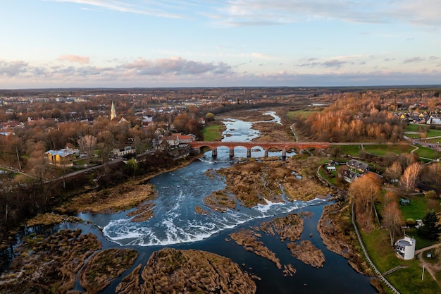 Wodospad Venta Rapid najszerszy wodospad w Europie i długi ceglany most Kuldiga Łotwa