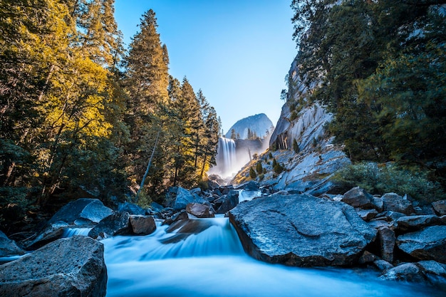 Wodospad Vernal Falls w Parku Narodowym Yosemite w Kalifornii, Stany Zjednoczone