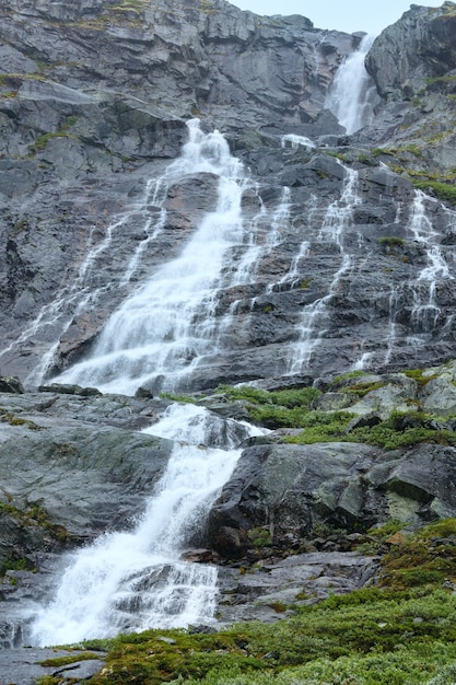 Wodospad w górach latem