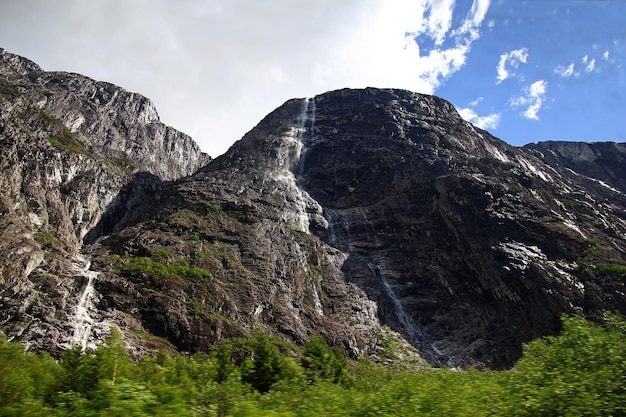 Wodospad w górach Norwegii