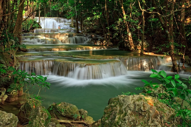 Wodospad w lesie tropikalnym, na zachód od Tajlandii