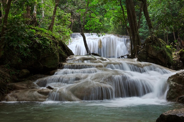 Wodospad w Parku Narodowym Erawan poziom 1 Kanchanaburi