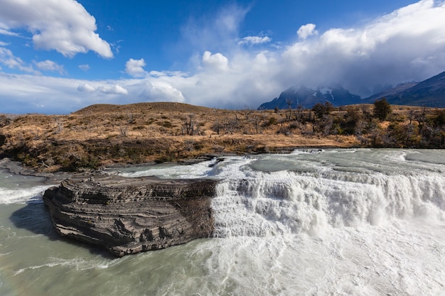 Wodospad W Parku Narodowym Torres Del Paine.