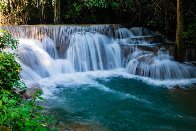 Wodospad w tropikalnym lesie w Huay Mae Khamin National Park