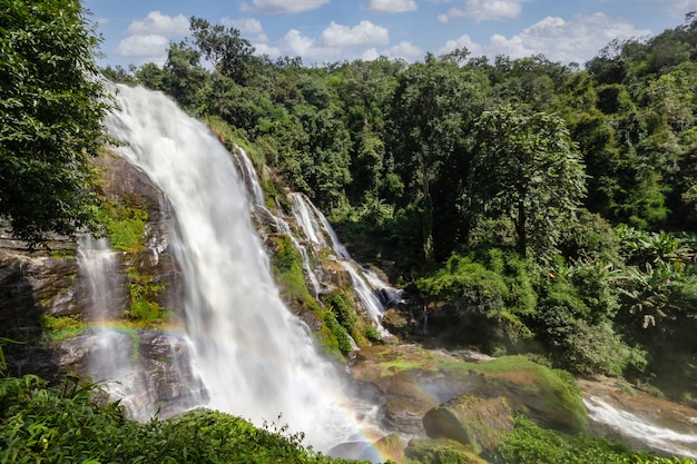 Wodospad Wachirathan jest jednym ze słynnych wodospadów w Parku Narodowym Doi Inthanon, Chiang Mai, Tajlandia