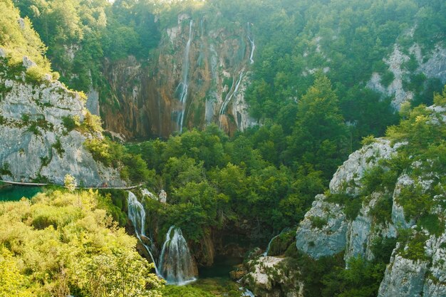 Wodospady biegnące od klifów do kanionu otoczonego drzewami