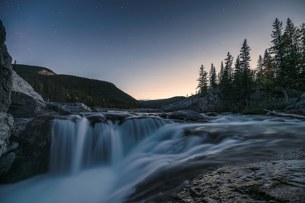 Wodospady Bystre Płynące Po Skałach W Lesie Sosnowym Wieczorem W Elbow Falls