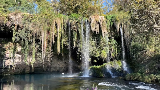 Zdjęcie wodospady duden kaskada wodospadów w mieście antalya prowincja antalya turcja