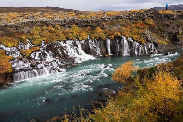 Wodospady Hraunfossar i rzeka Hvita Islandia