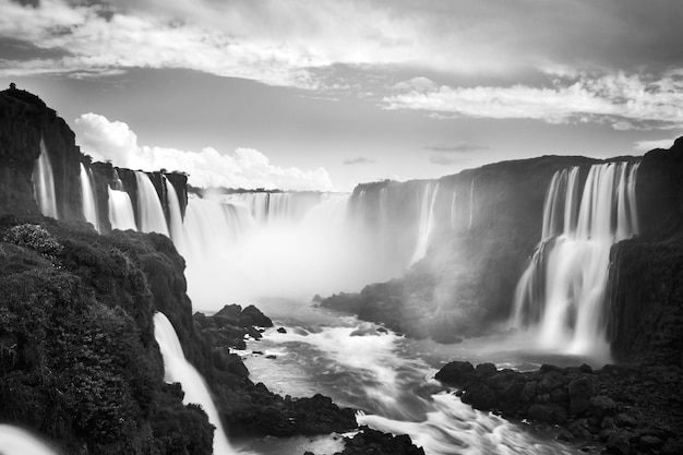 Wodospady Iguazu w Argentynie czarno-biały obraz monochromatyczny Widok z ust diabła