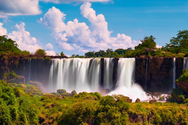 Wodospady Iguazu w Argentynie, widok z Usta Diabła, zbliżenie na potężną kaskadę wodną tworzącą mgłę nad rzeką Iguazu. Stonowany obraz z rozszerzeniem. Subtropikalny las tropikalny.