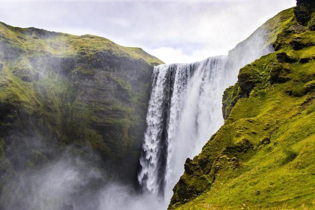 Wodospady Skogafoss na Islandii