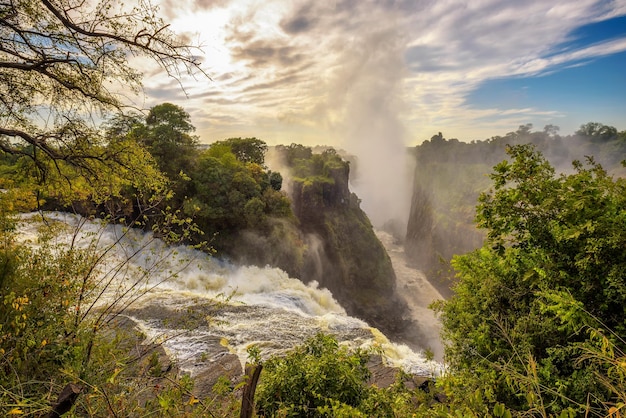 Wodospady Wiktorii na rzece Zambezi w Zimbabwe