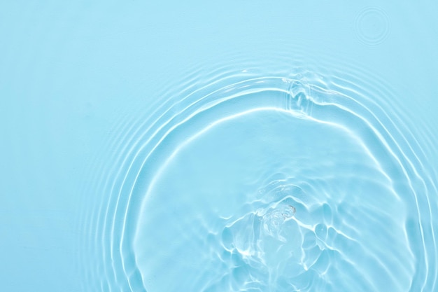 Wody niebieskie tło abstrakcyjna powierzchni Fale i wsady kosmetyku nawilżającego z bąbelkami