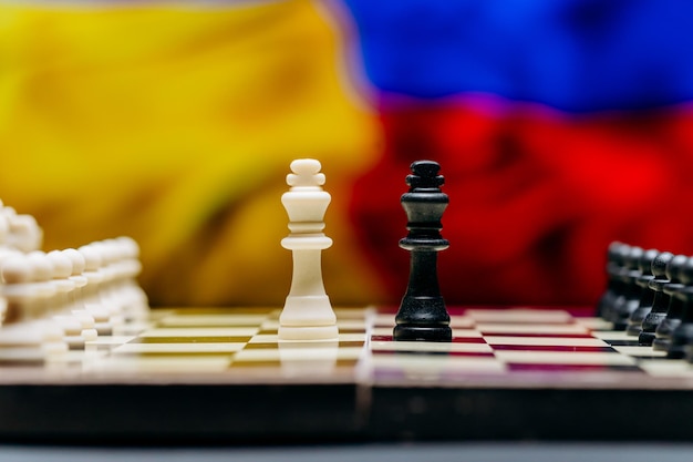 Wojna między Rosją a Ukrainą koncepcyjny obraz wojny z wykorzystaniem szachownicy i flag narodowych na tle ukraiński rosyjski kryzys polityczny konflikt Zatrzymaj wojnę 2022