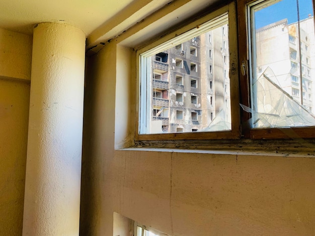 Wojna na Ukrainie Charków wybite okna w domach zniszczone wejścia do mieszkań