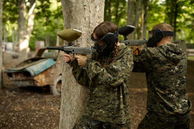 Wojownicy strzelający z pistoletów paintballowych, gra zespołowa