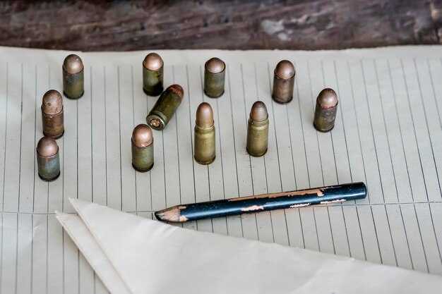 Zdjęcie wojskowa amunicja podkładowa na stole