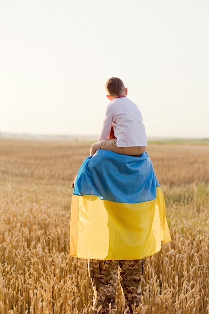 Wojskowe dziecko z flagą Ukrainy