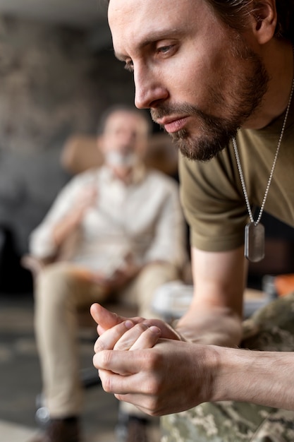 Wojskowy cierpiący na ptsd ma sesję psychologiczną