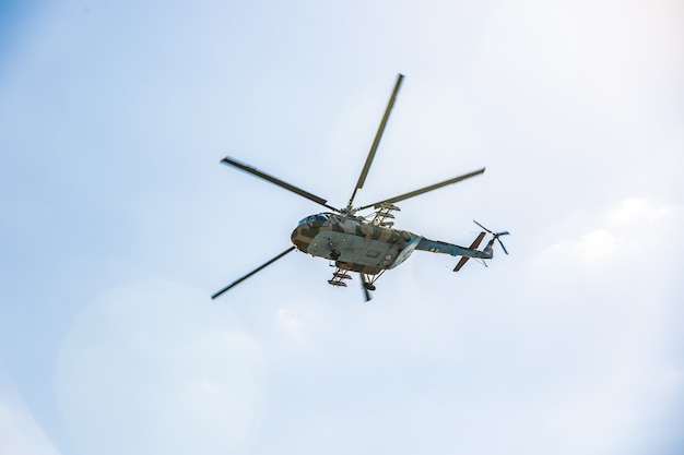 Wojskowy helikopter lecący podczas ćwiczeń wykonujących demonstrację wojskową