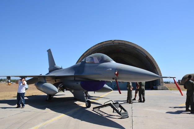 Wojskowy myśliwiec stoi na pasie startowym lotniska wojskowego w Grecji