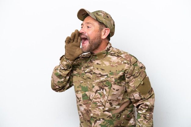 Zdjęcie wojskowy na białym tle krzyczy z ustami szeroko otwartymi na boki