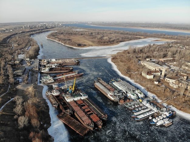 Wołga. Zimujące Statki Na Zamarzniętej Rzece. Na Molo Jest Wiele Statków. Wołgograd. Rosja