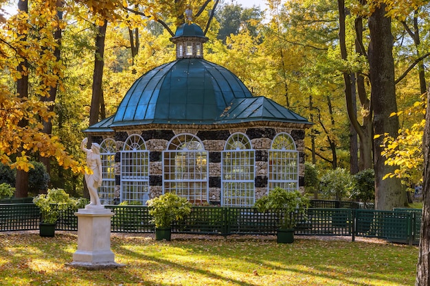 Woliera w Peterhof Lower Park St Petersburg Rosja