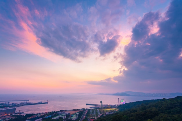 Wolmi Park Rozrywki Po Zachodzie Słońca W Incheon, Korea Południowa.