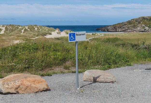 Wolne miejsce parkingowe dla osób niepełnosprawnych na wybrzeżu w Norwegii