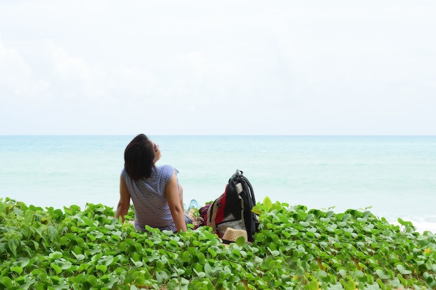 Zdjęcie wolności dziewczyny turyści siedzą na plaży.