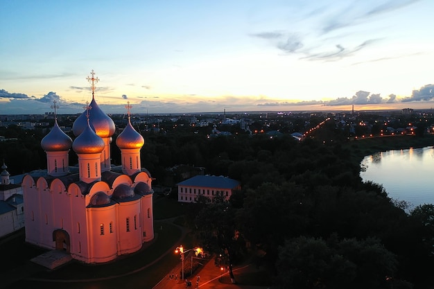 wołogda kreml noc, wieczorna panorama krajobrazu, widok z lotu ptaka z drona, architektura rosyjska katedra i kościół