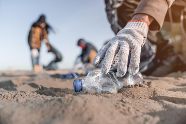 Wolontariusz zbierający śmieci na plaży Koncepcja ekologii